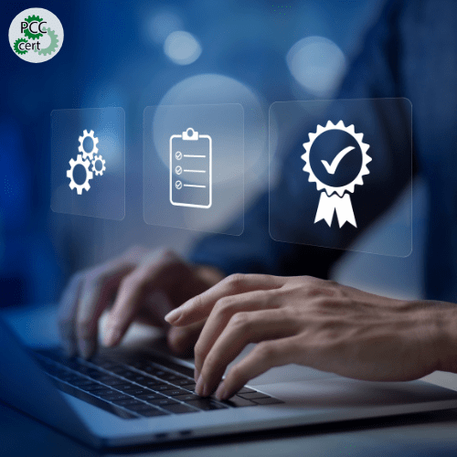 Osoba pracująca na laptopie, symbolizująca proces audytu i certyfikacji jakości. Na grafice widoczne są ikony przedstawiające ustawienia, listę kontrolną oraz certyfikat jakości z logo PCC-Cert w rogu.